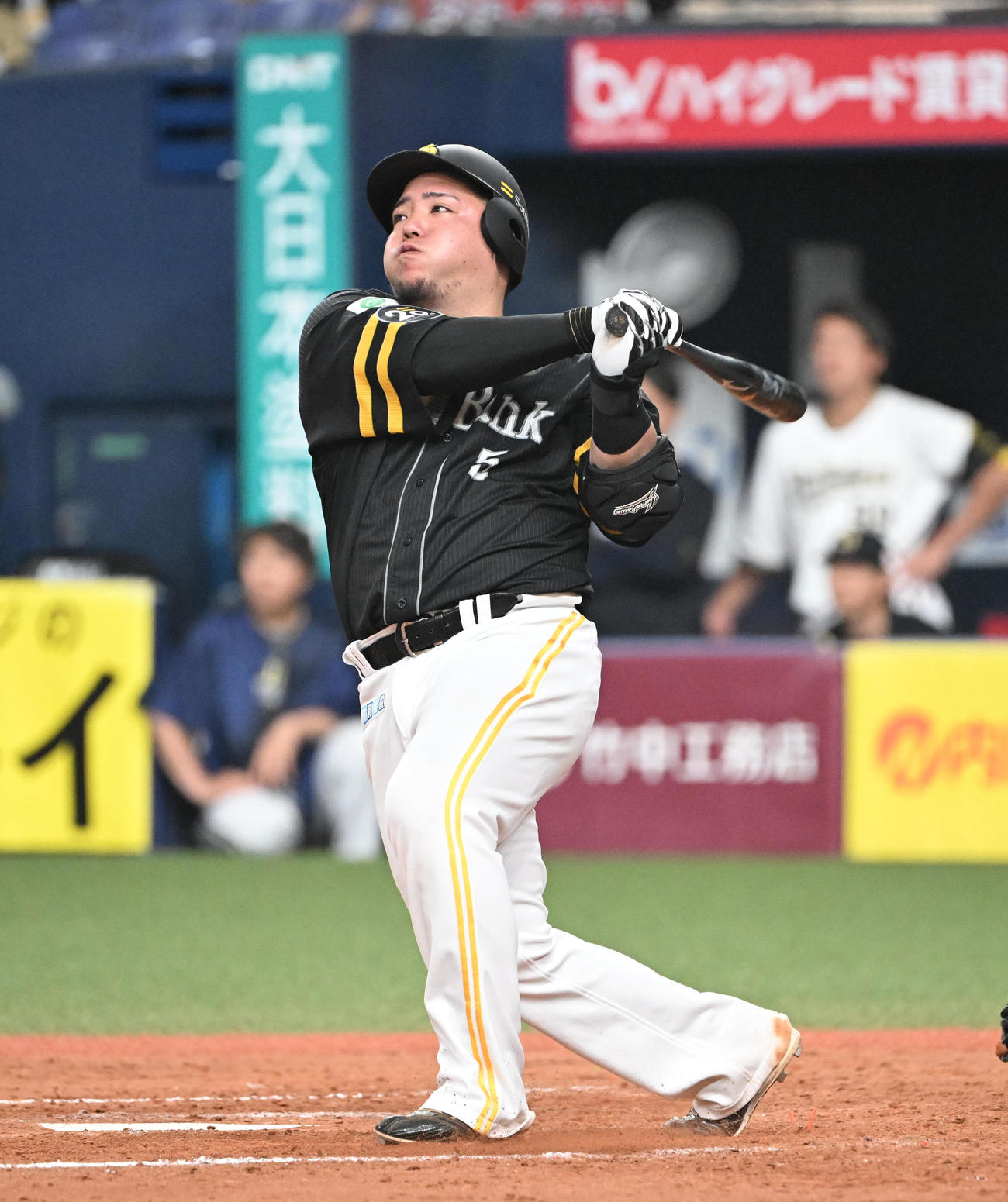 オリックス対ソフトバンク　9回表ソフトバンク1死一、二塁、左越えに逆転3点本塁打を放つ山川（撮影・和賀正仁）