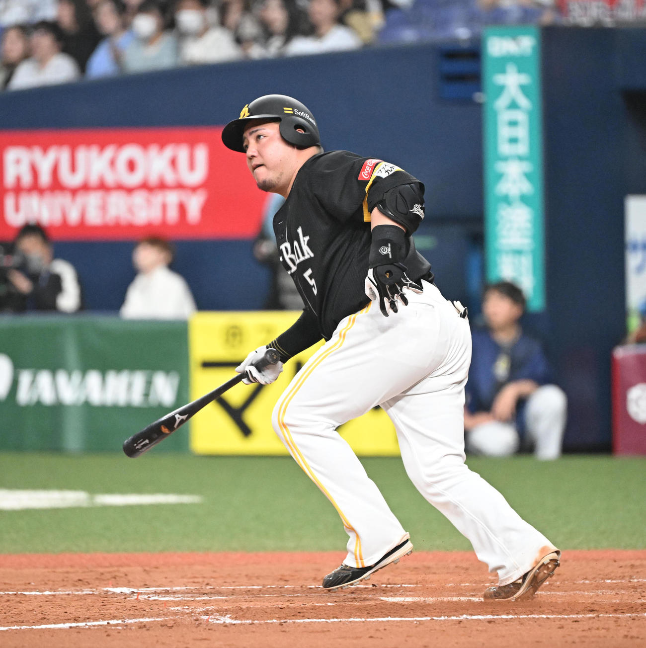 オリックス対ソフトバンク　9回表ソフトバンク1死一、二塁、左越えに逆転3点本塁打を放つ山川（撮影・和賀正仁）