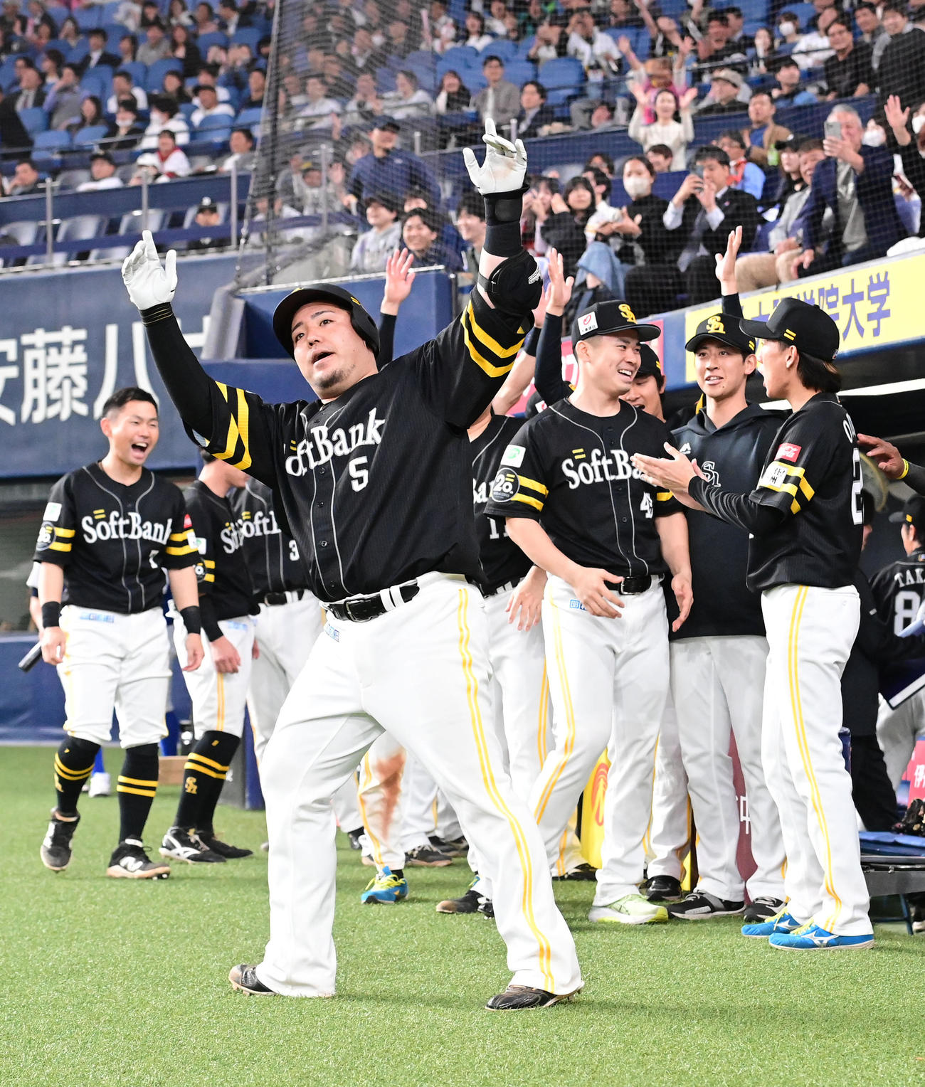 オリックス対ソフトバンク　9回表ソフトバンク1死一、二塁、左越えに逆転3点本塁打を放った山川は「どすこい」ポーズ（撮影・和賀正仁）
