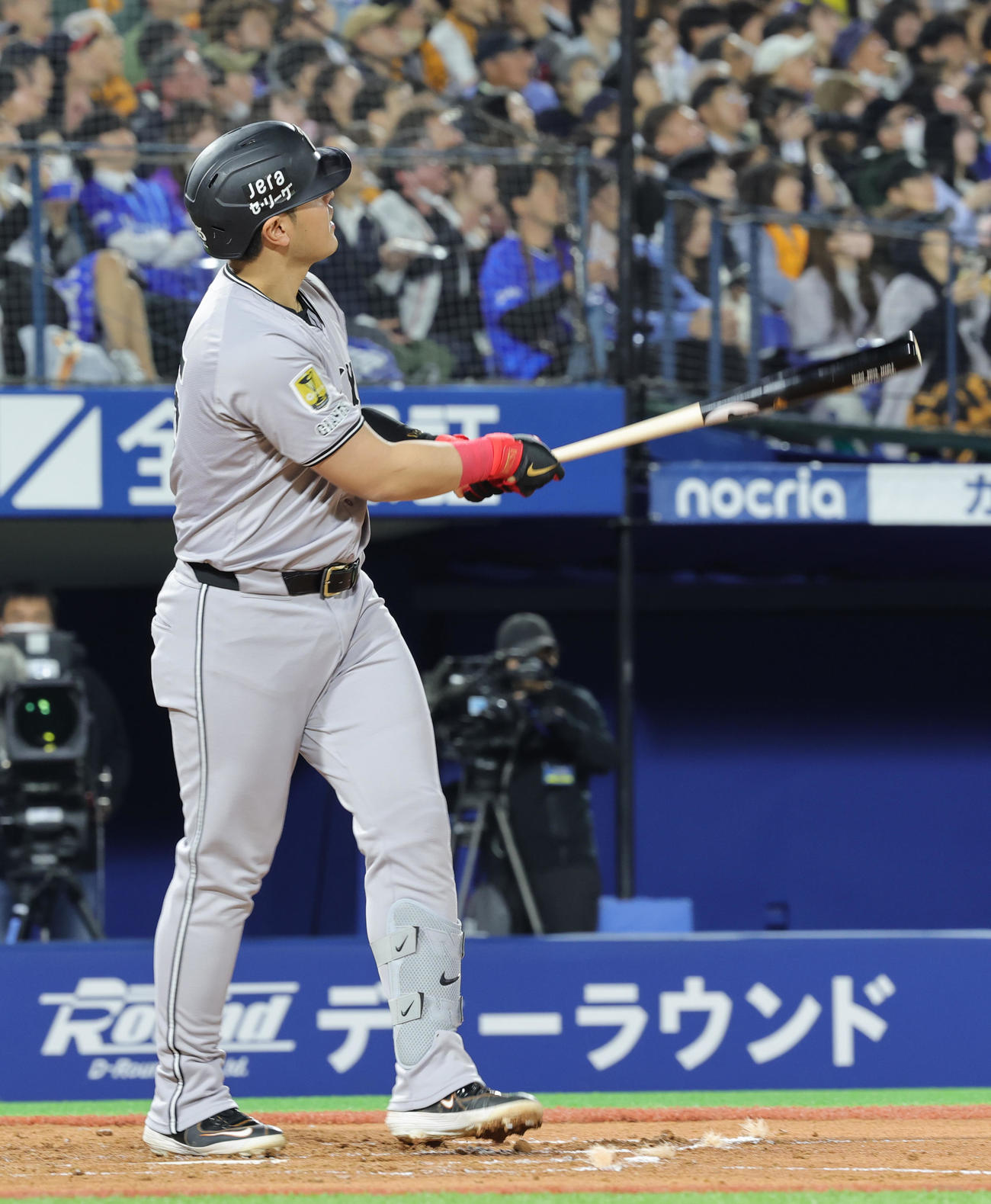 DeNA対巨人　4回表巨人無死、左越え先制本塁打を放つ岡本（撮影・野上伸悟）