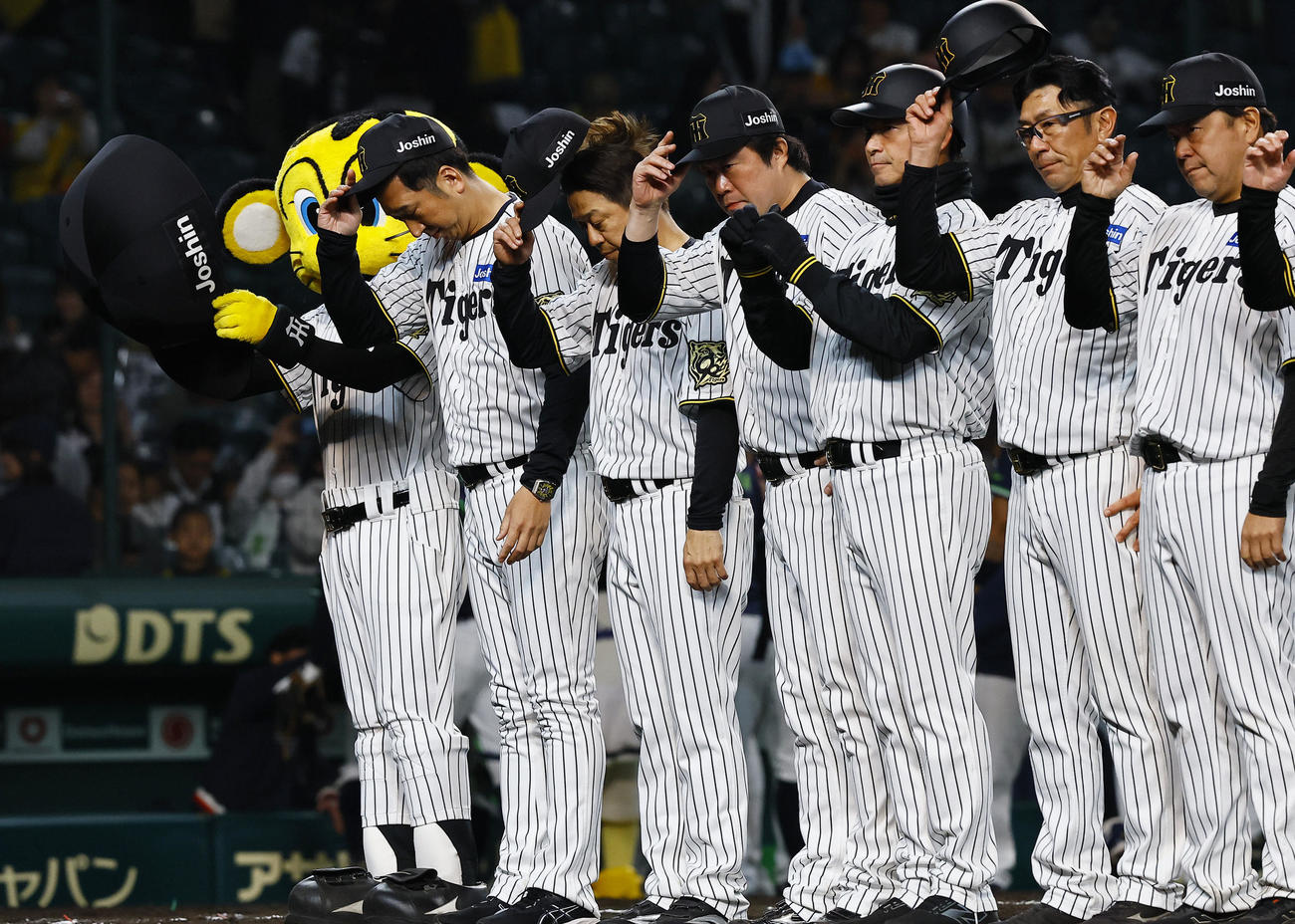 阪神対ヤクルト　ヤクルトに連敗し、あいさつする阪神藤川監督（左端）（撮影・藤尾明華）