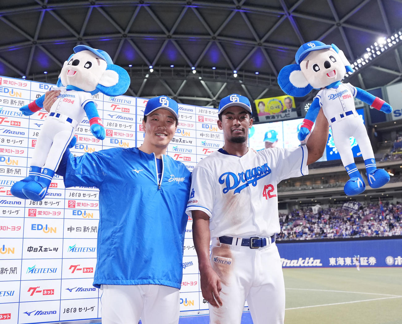 中日対広島　ヒーローインタビューを終えポーズを決める柳（左）ブライト健太（撮影・森本幸一）