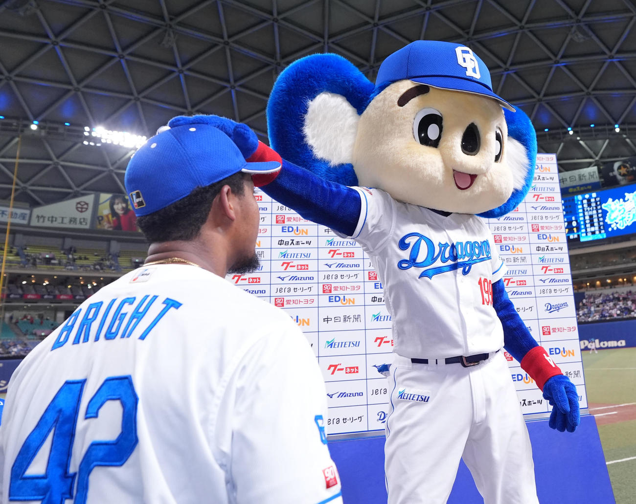 中日対広島　ヒーローのブライト健太の頭をなでるドアラ（撮影・森本幸一）