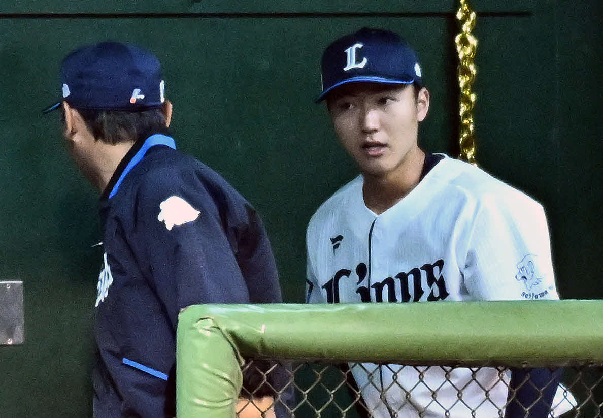 西武対ロッテ　6回表を投げ終えた西武先発の菅井（右）はベンチで西口監督と話す（撮影・滝沢徹郎）