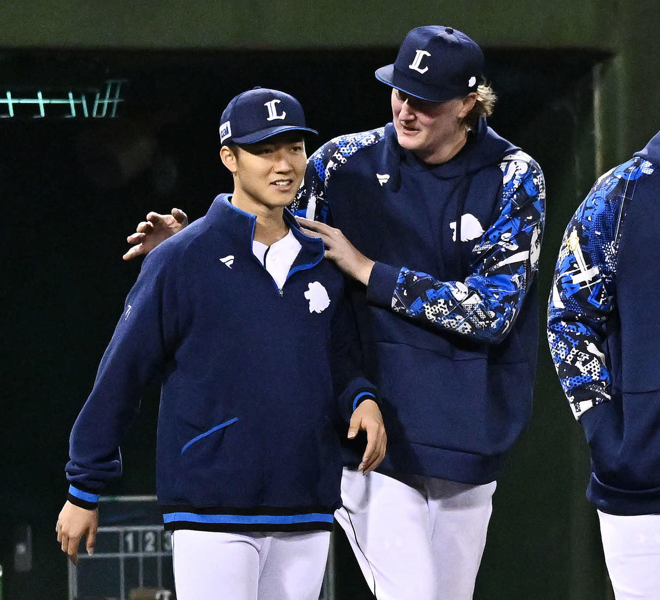 西武対ロッテ　試合後、勝利投手の西武菅井（左）はウィンゲンターから祝福される（撮影・滝沢徹郎）