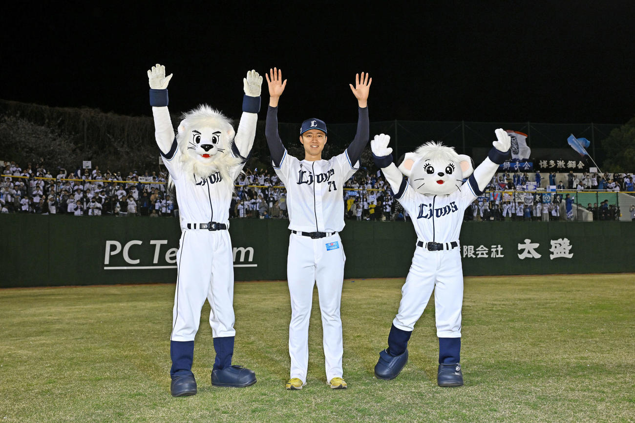 西武対ロッテ　試合後、大宮のファンを背に記念撮影する西武菅井（撮影・滝沢徹郎）