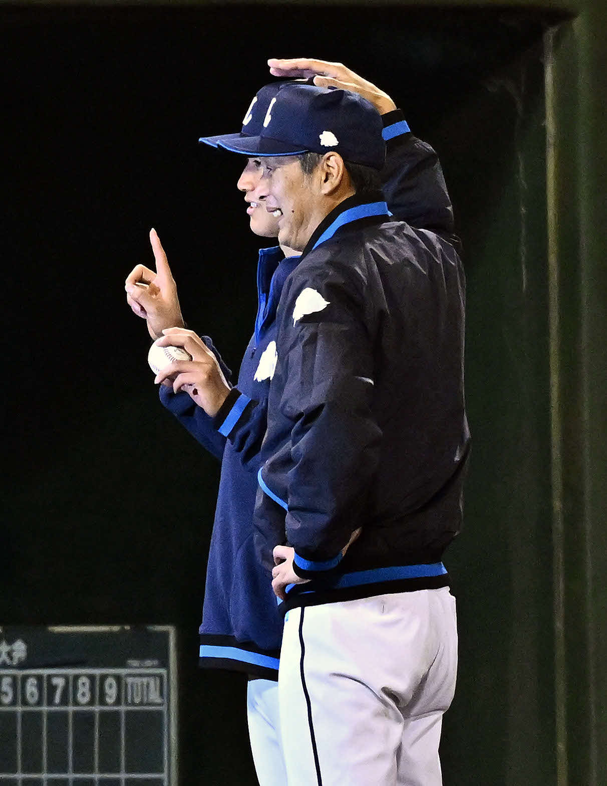 西武対ロッテ　試合後、勝利投手の西武菅井（後方）と記念撮影する西口監督（撮影・滝沢徹郎）