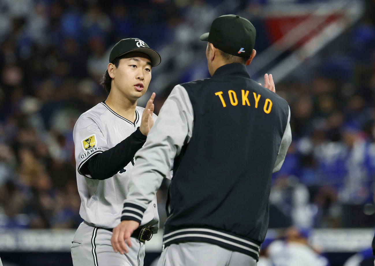 DeNA対巨人　巨人阿部監督（右）と勝利のタッチを交わす山崎（撮影・宮地輝）