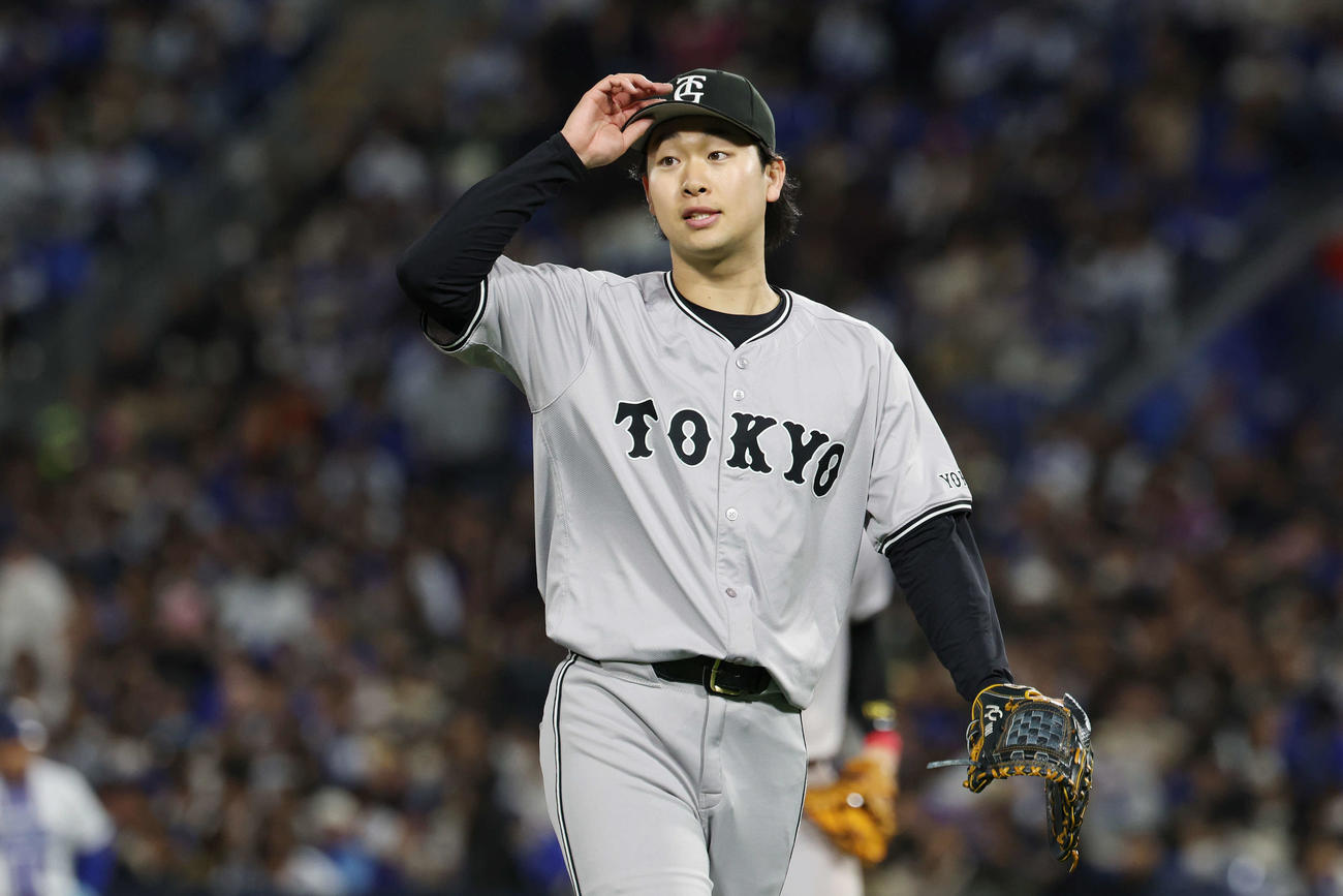 DeNA対巨人　8回裏を3者凡退に抑えた巨人先発の山崎（撮影・宮地輝）