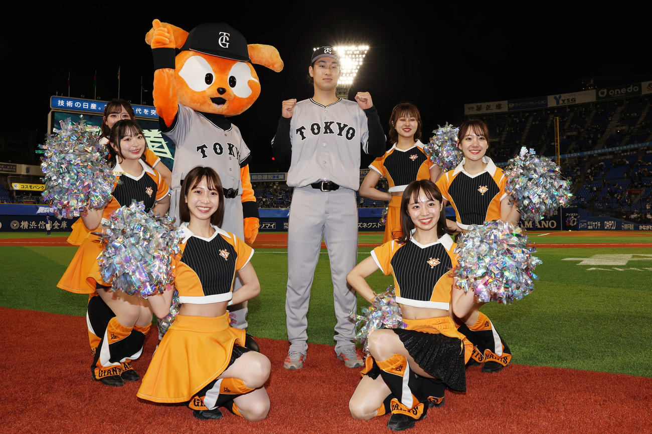 DeNA対巨人　勝利しジャビットとヴィーナスと記念撮影に納まる巨人山崎（撮影・宮地輝）