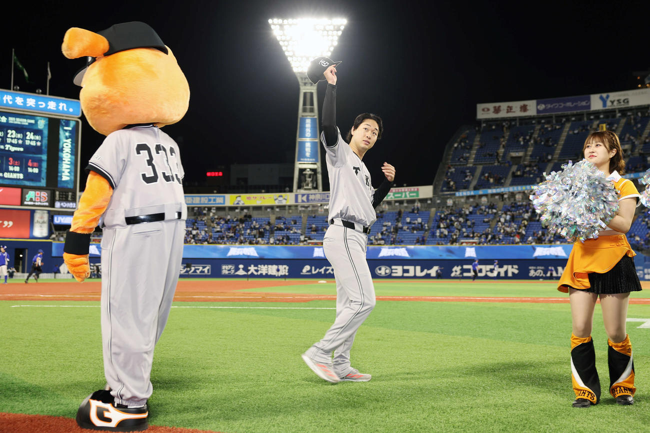 DeNA対巨人　勝利しファンの声援に応える巨人山崎（撮影・宮地輝）