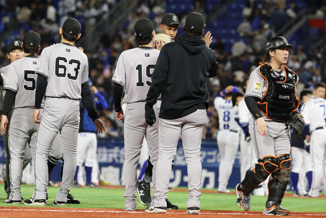 DeNA対巨人　勝利球を巨人山崎（手前中央）に渡すマルティネス（同後方）（撮影・宮地輝）
