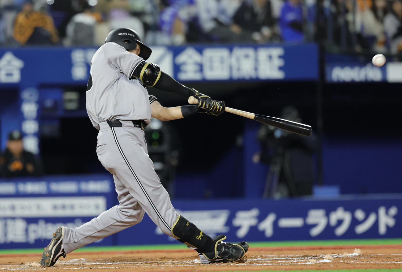 DeNA対巨人　7回表巨人無死、右越え本塁打を放つ泉口（撮影・野上伸悟）