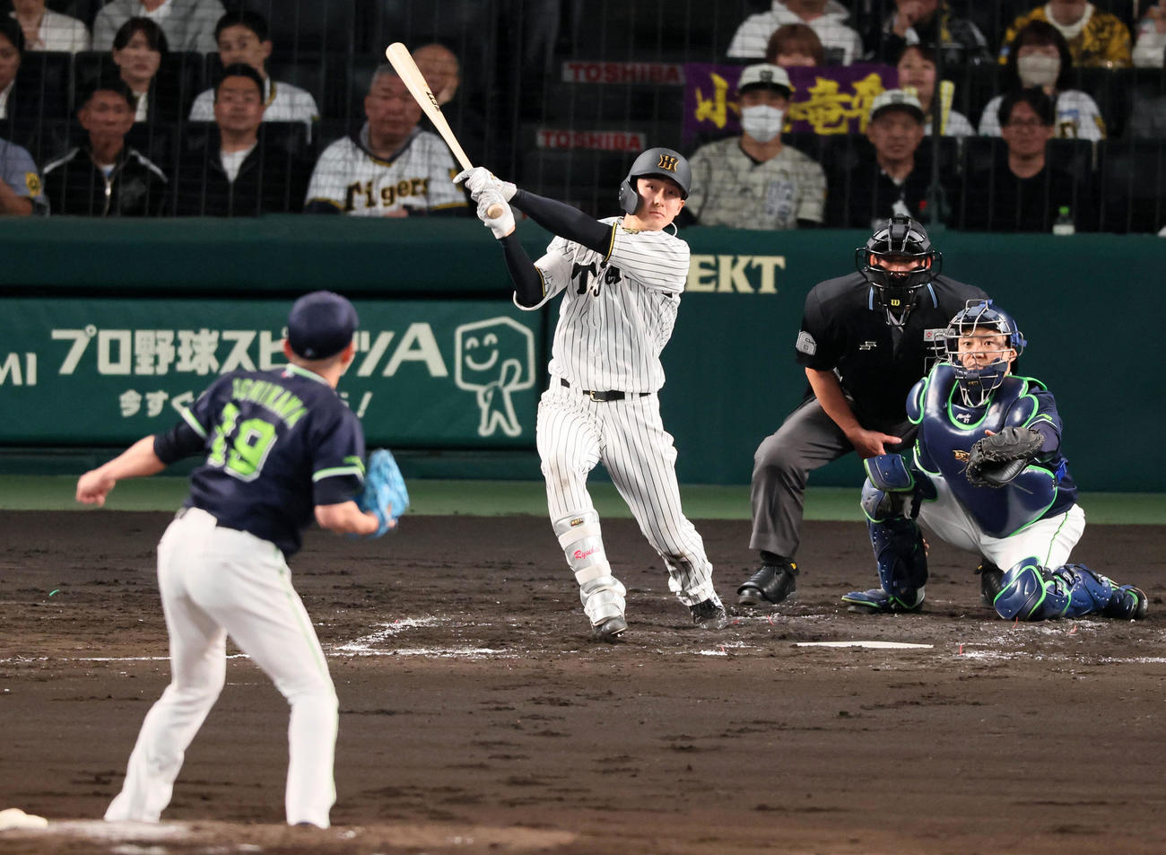 阪神対ヤクルト　2回裏阪神無死満塁、小幡は中飛を打ち上げて犠飛となる。投手石川（撮影・加藤哉）