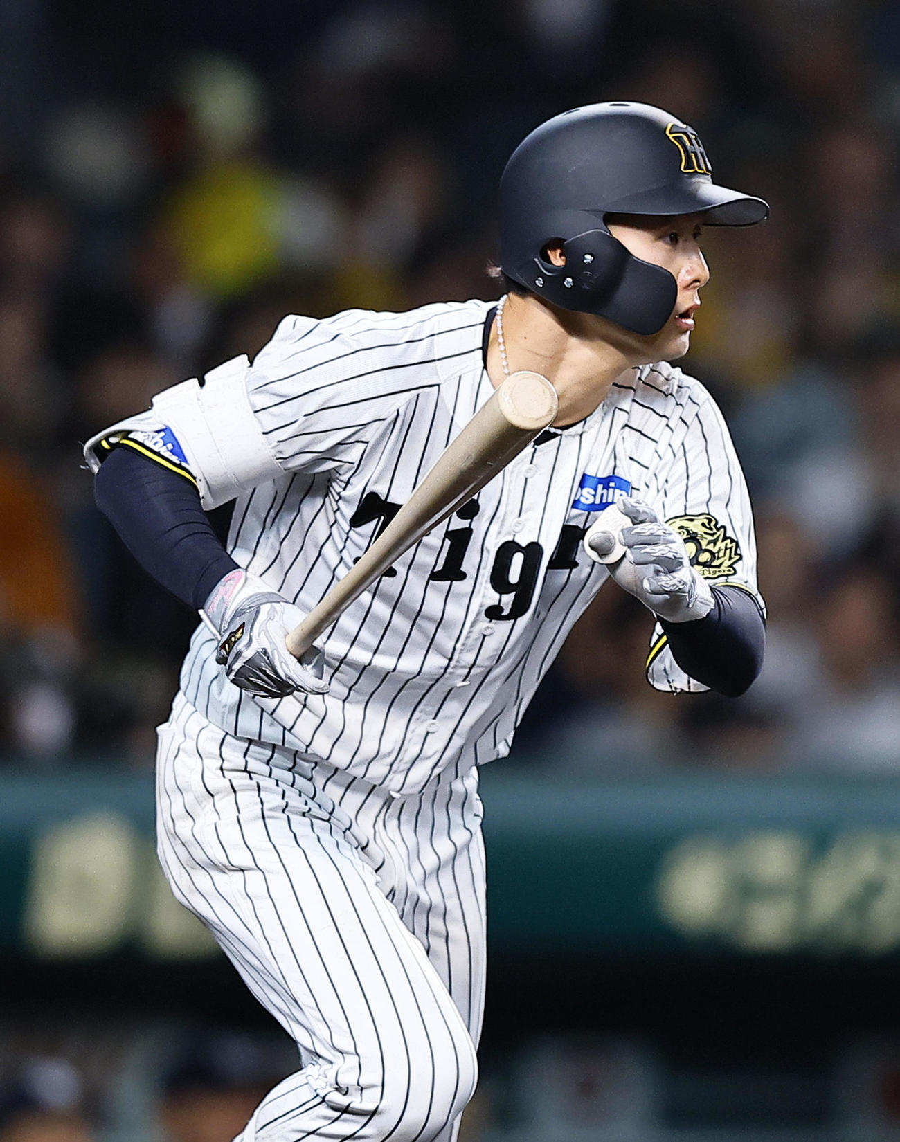 阪神対ヤクルト　4回裏阪神1死一塁、小幡竜平は中前打を放つ（撮影・藤尾明華）