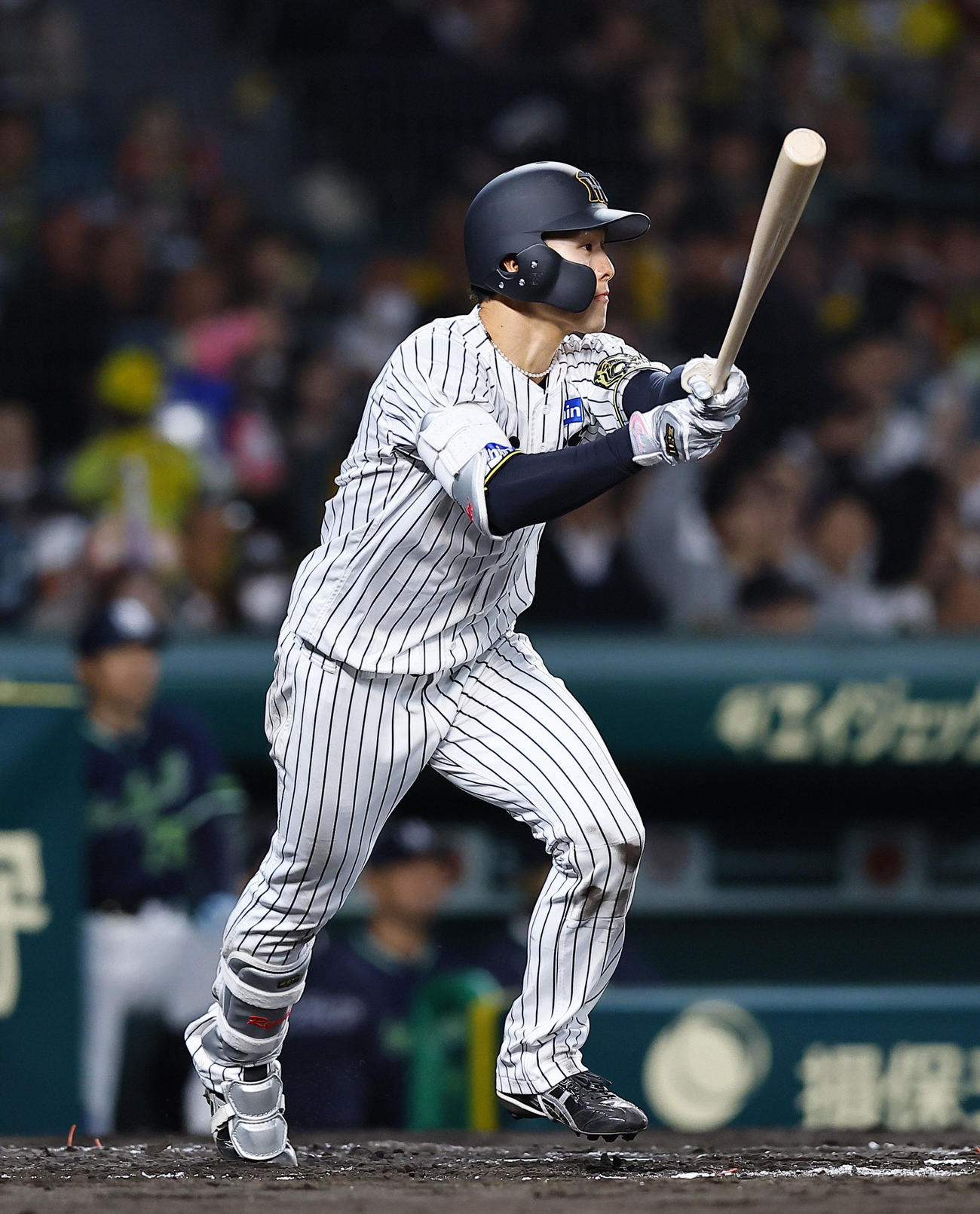 阪神対ヤクルト　2回裏阪神無死満塁、小幡は中犠飛を放つ（撮影・藤尾明華）