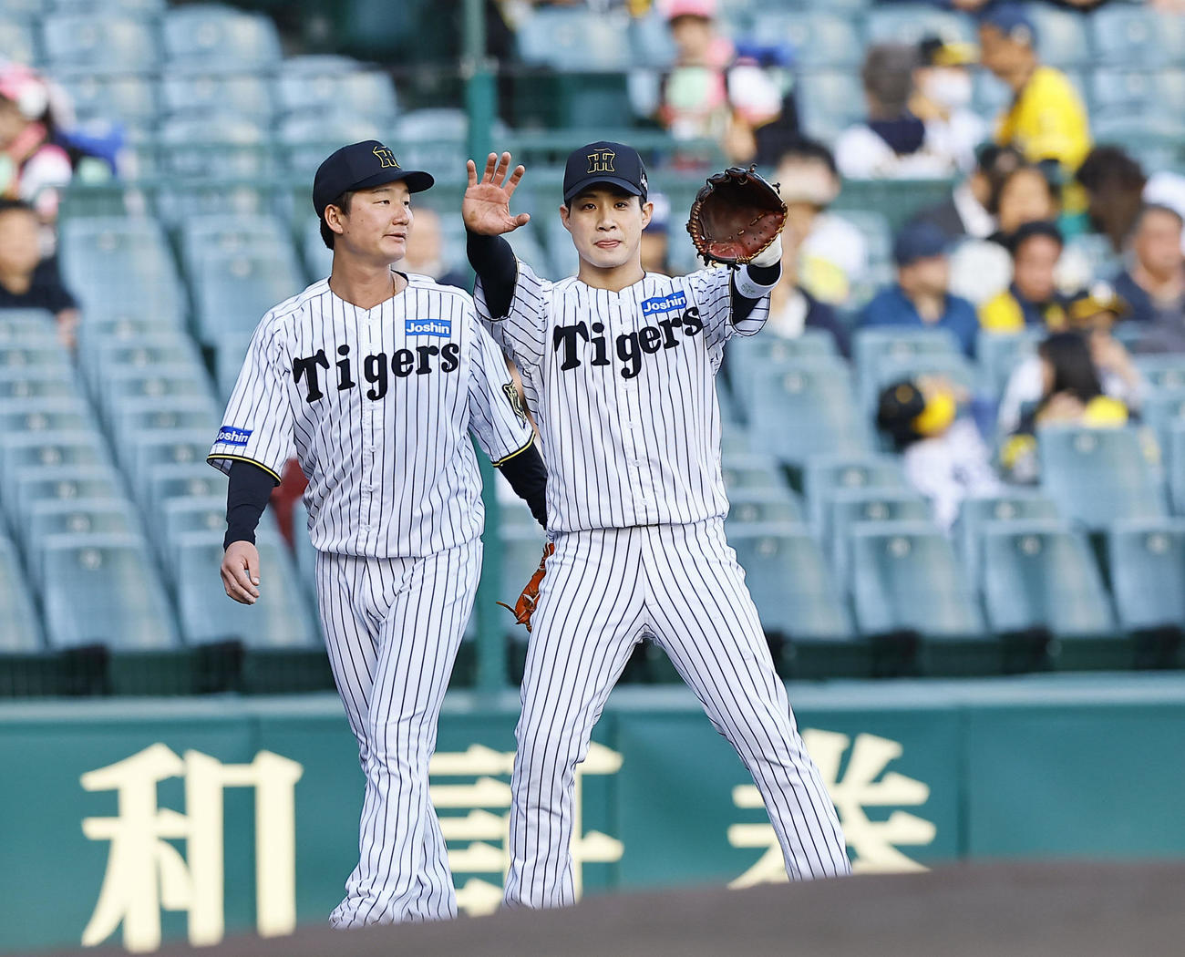 阪神対ヤクルト　三塁でシートノックを受ける阪神木浪（右）（撮影・藤尾明華）