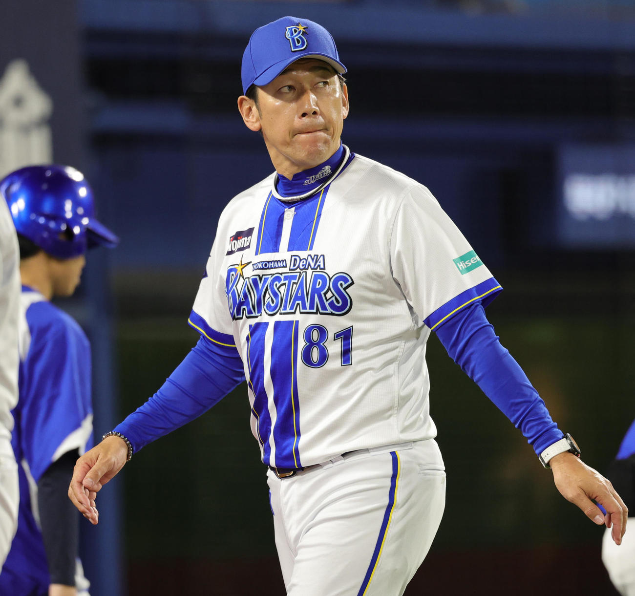DeNA対巨人　選手交代を告げるDeNA三浦監督（撮影・野上伸悟）