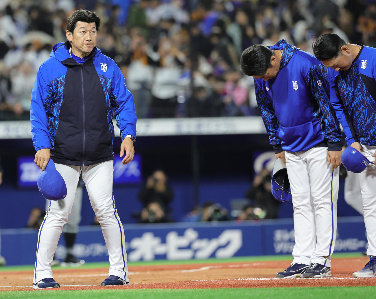 DeNA対巨人　3－6で敗れファンにあいさつするDeNA三浦監督（撮影・野上伸悟）
