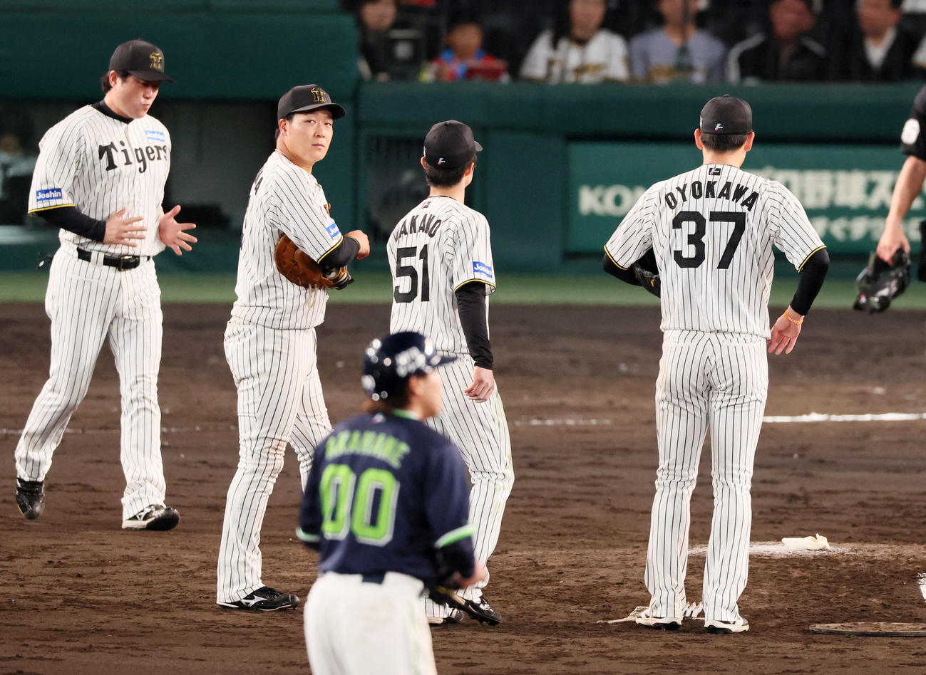阪神対ヤクルト　6回表ヤクルト1死二、三塁、大山は赤羽の打球を本塁へ悪送球して勝ち越しを許す（撮影・加藤哉）