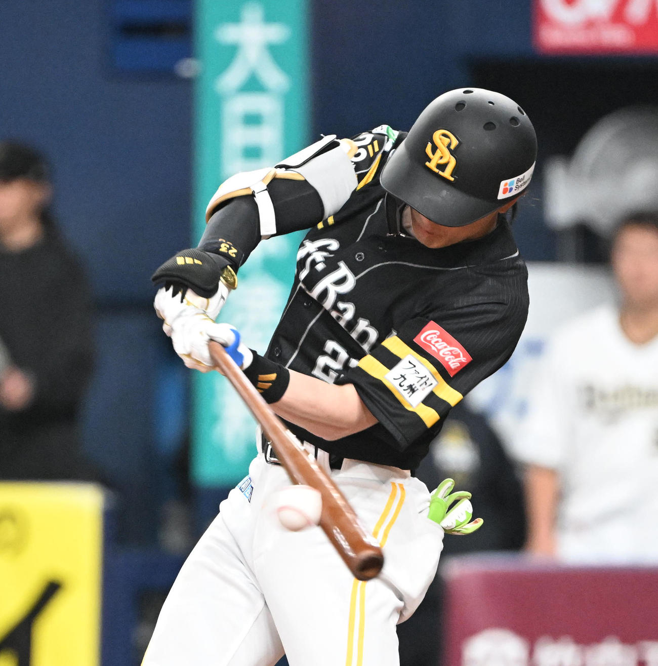 オリックス対ソフトバンク　5回表ソフトバンク2死一、二塁、左前適時打を放つ周東（撮影・和賀正仁）