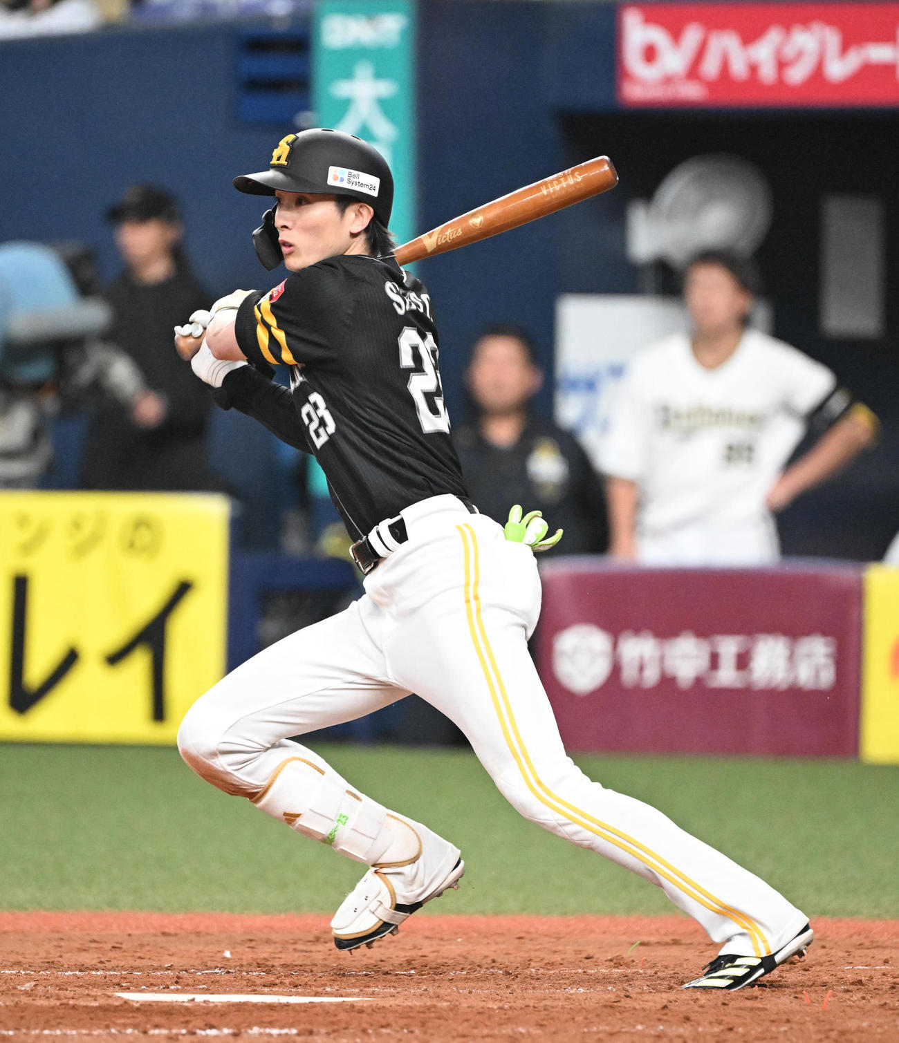 オリックス対ソフトバンク　5回表ソフトバンク2死一、二塁、左前適時打を放つ周東（撮影・和賀正仁）
