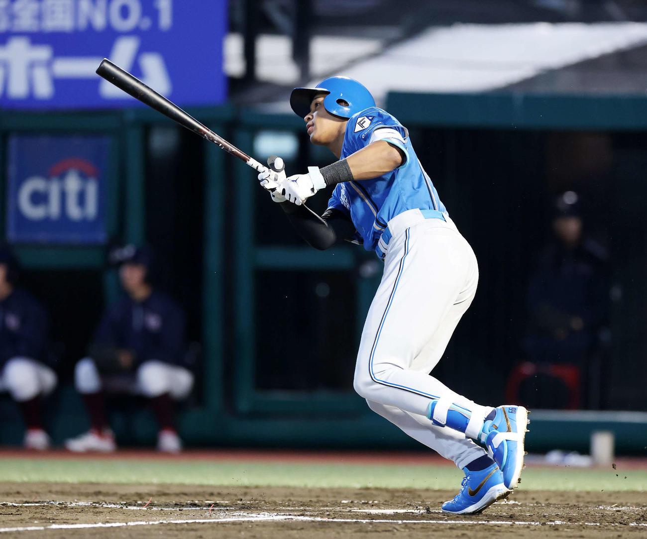 楽天対日本ハム　2回表日本ハム2死、万波は中越えソロ本塁打を放つ（撮影・鈴木正人）　