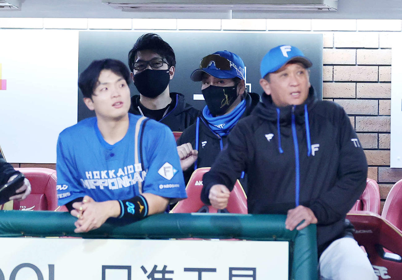 楽天対日本ハム　2回表日本ハム2死、万波中正の中越えソロ本塁打時の新庄監督（中央）（撮影・鈴木正人）　