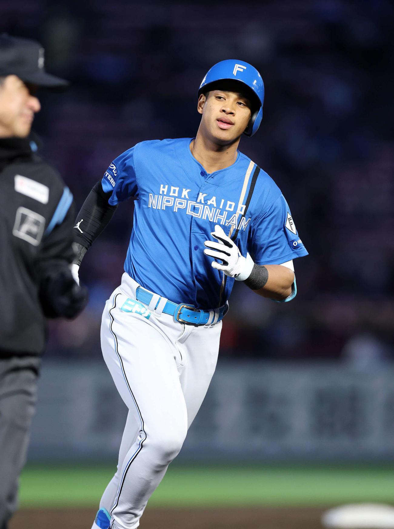 楽天対日本ハム　2回表日本ハム2死、万波は中越えソロ本塁打を放つ（撮影・鈴木正人）　