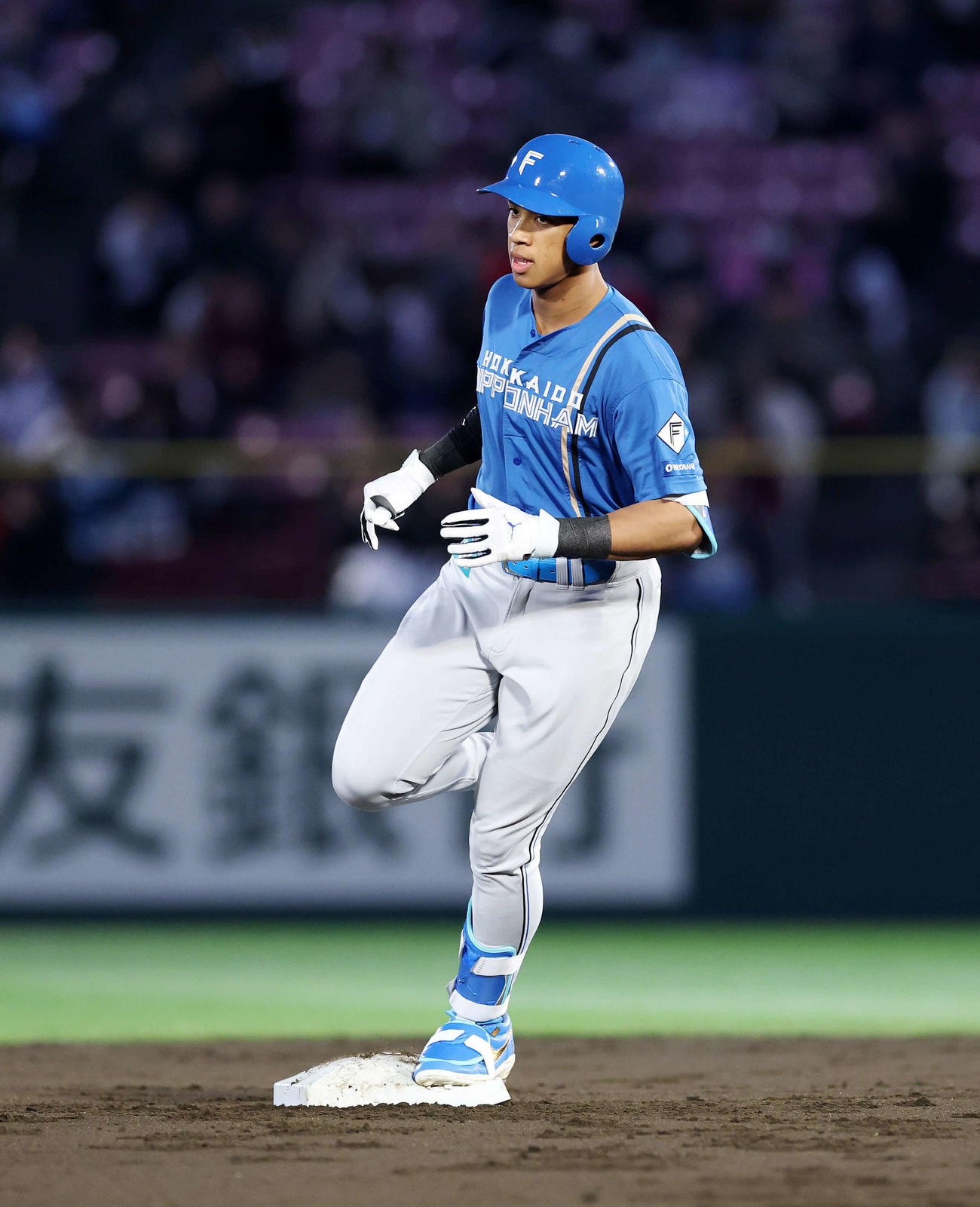 楽天対日本ハム　2回表日本ハム2死、万波は中越えソロ本塁打を放つ（撮影・鈴木正人）　