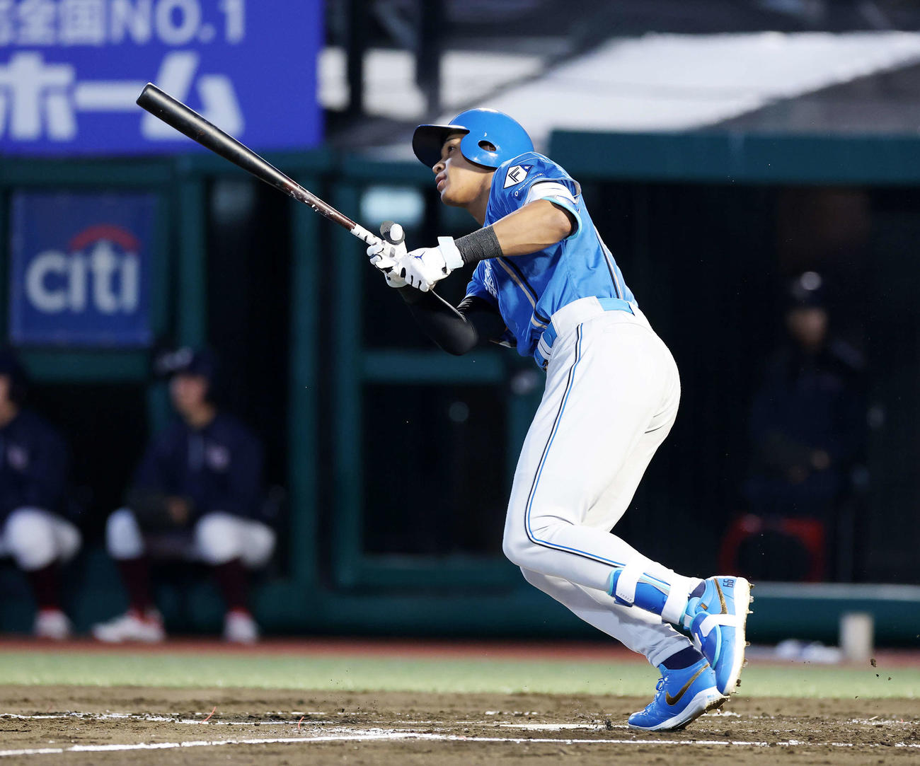 楽天対日本ハム　2回表日本ハム2死、万波は中越えソロ本塁打を放つ（撮影・鈴木正人）　