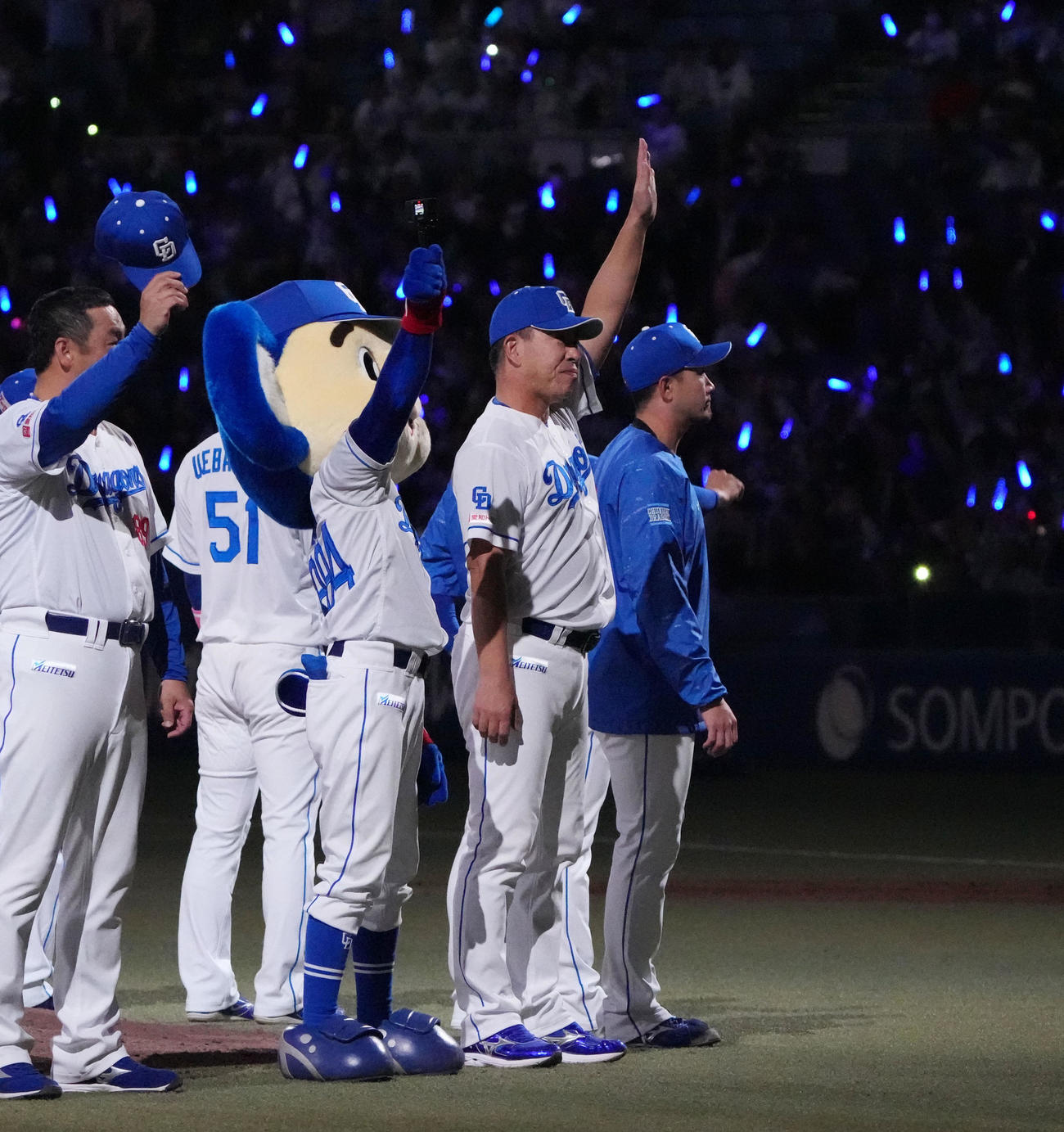 中日対広島　試合終了、井上監督（右から2人目）はスタンドのファンに手を振る（撮影・森本幸一）