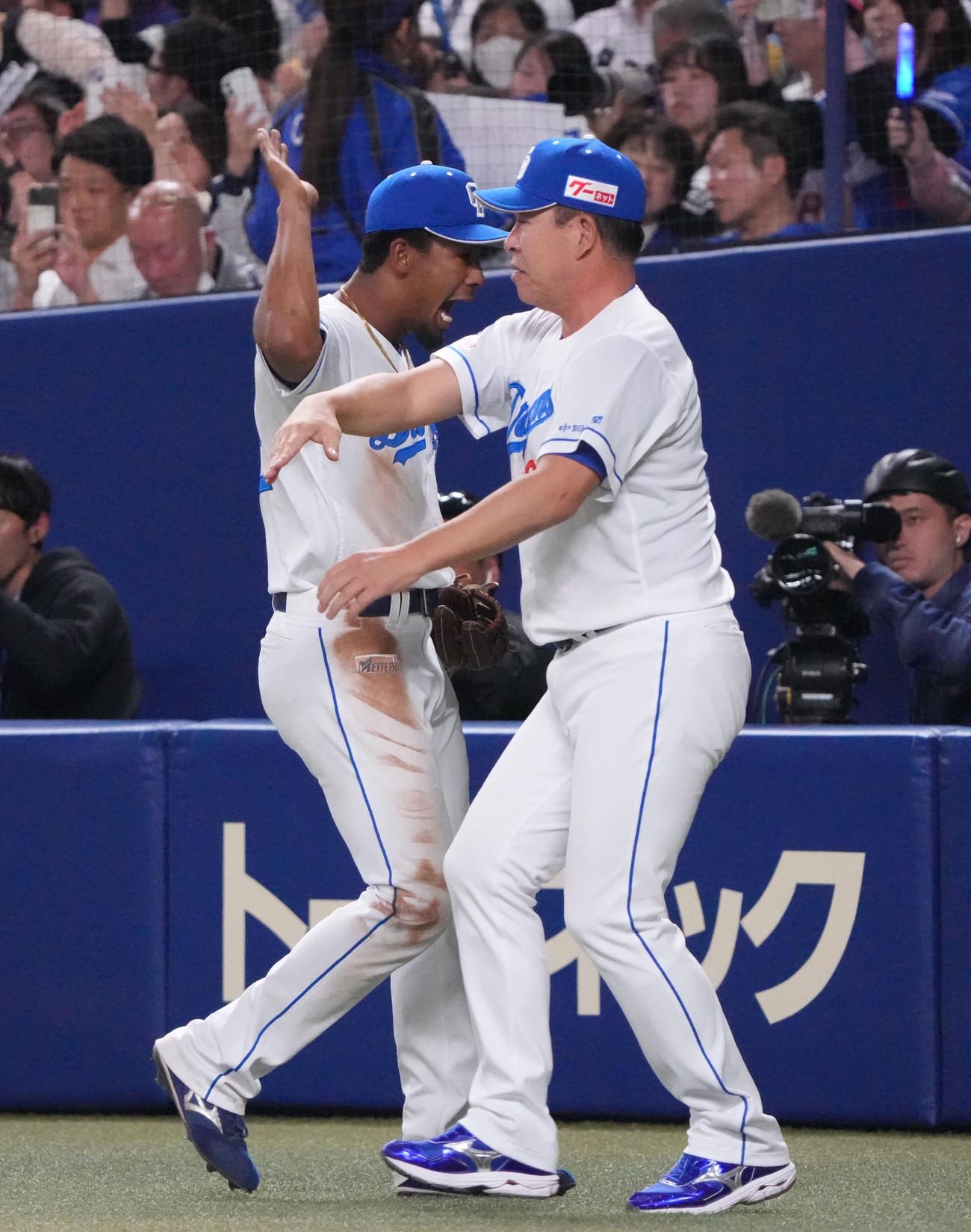 中日対広島　試合終了、タッチを交わす井上監督（右）とタッチを交わすブライト健太（撮影・森本幸一）