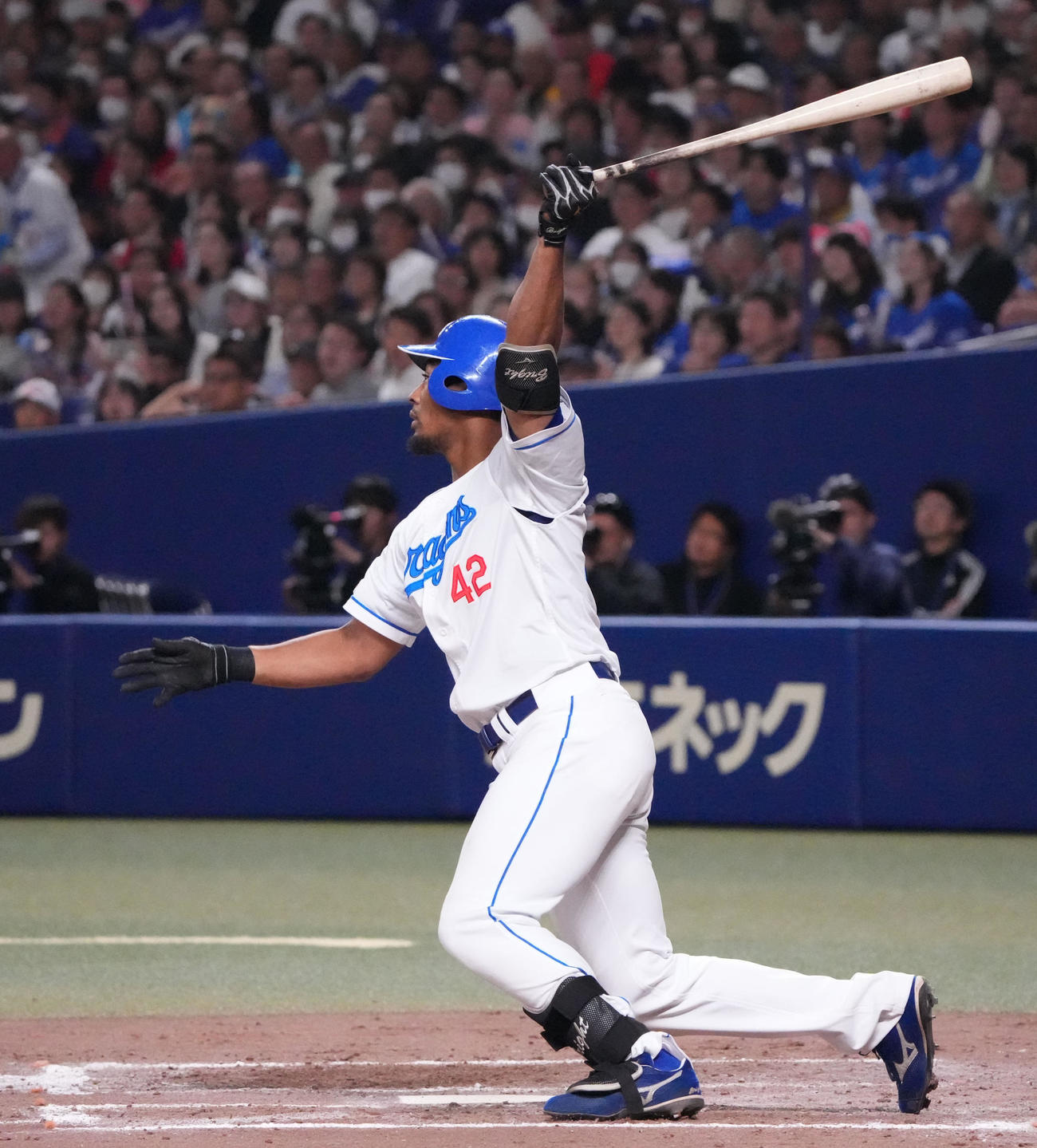 中日対広島　8回裏中日2死二、三塁、中越え2点適時二塁打を放つブライト健太（撮影・森本幸一）
