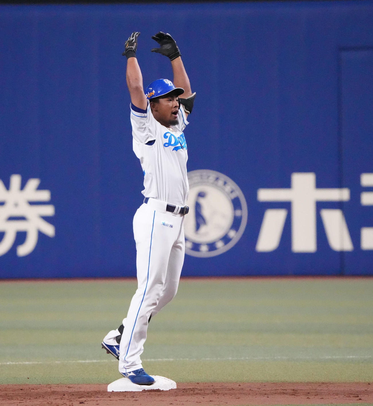 中日対広島　8回裏中日2死二、三塁、中越え2点適時二塁打を放ち塁上で手を挙げるブライト健太（撮影・森本幸一）