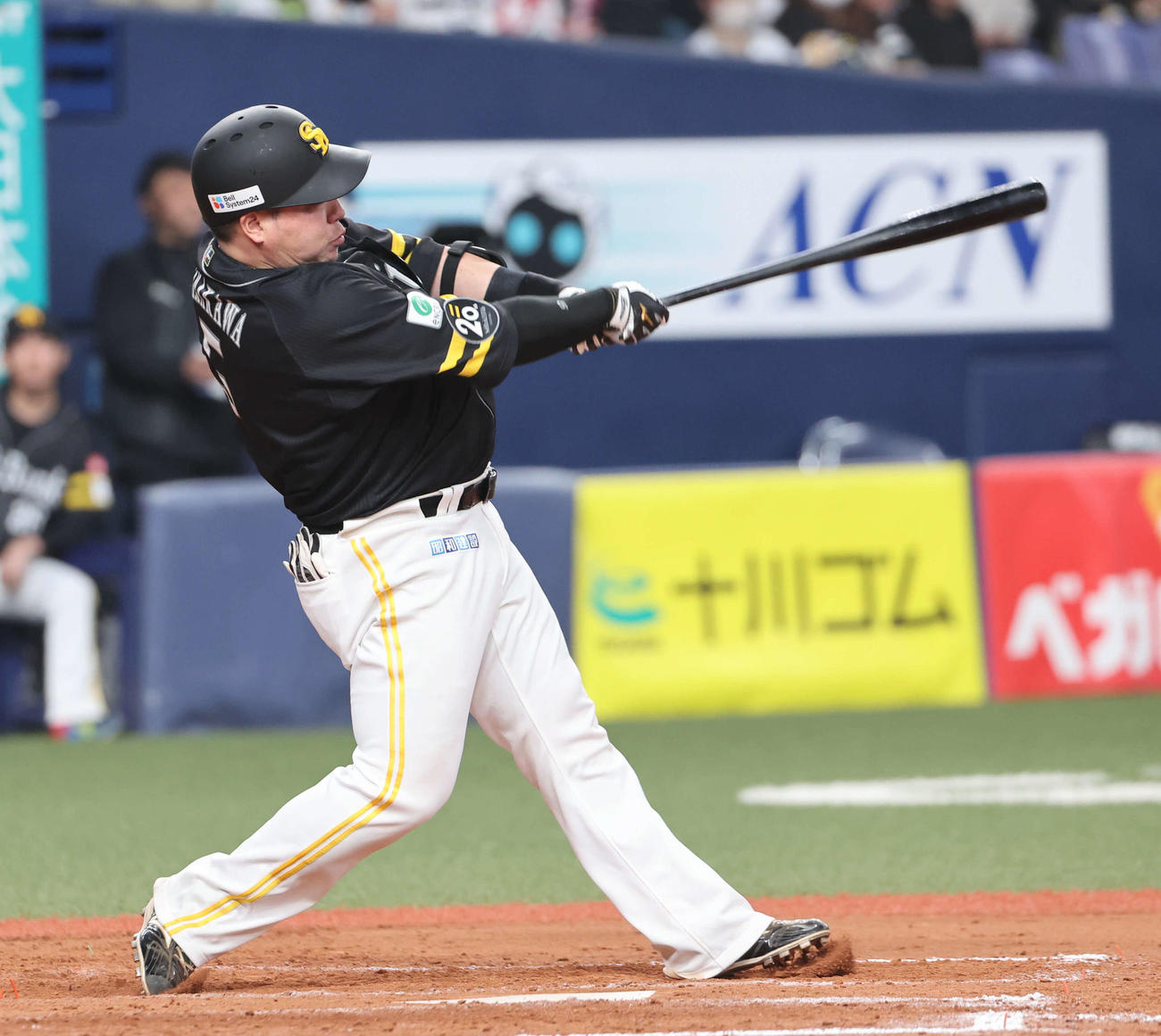オリックス対ソフトバンク　9回表ソフトバンク1死一、二塁、山川は左越えに本塁打を放つ（撮影・西尾就之）