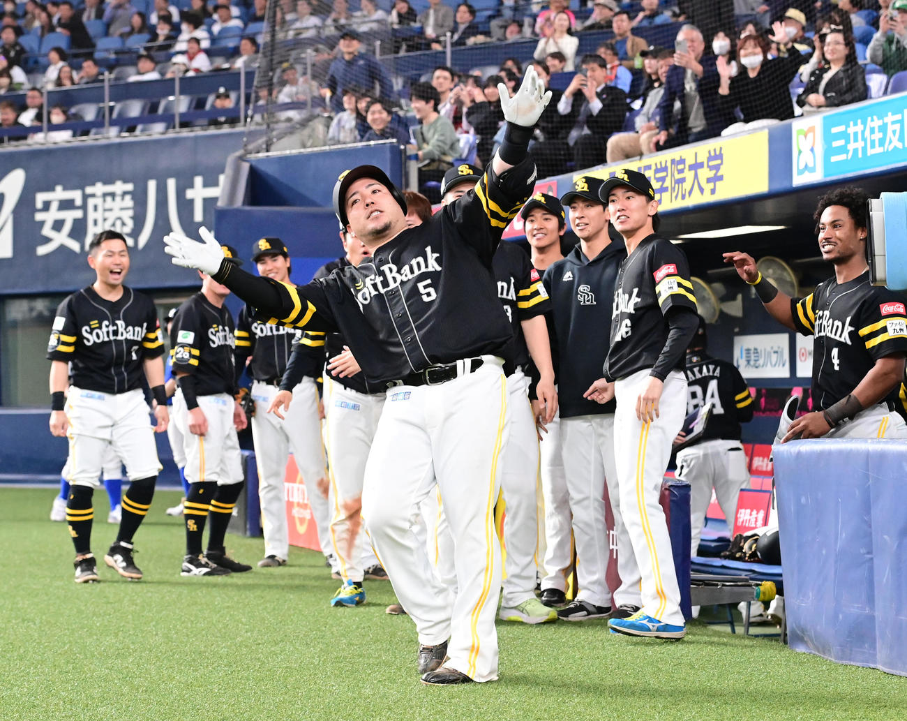 オリックス対ソフトバンク　9回表ソフトバンク1死一、二塁、左越えに逆転3点本塁打を放った山川は「どすこい」ポーズ（撮影・和賀正仁）