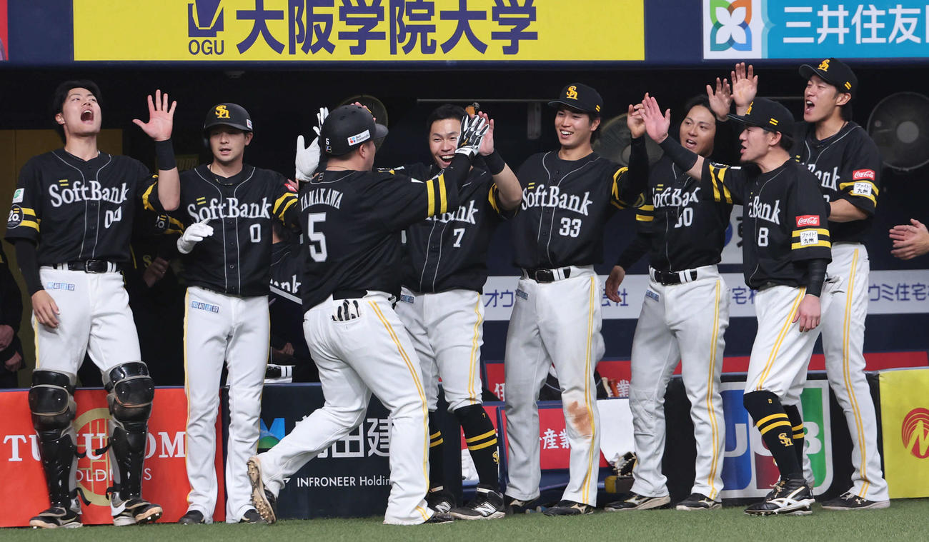 オリックス対ソフトバンク　9回表ソフトバンク1死一、二塁、柳田（右）らナインは本塁打を放った山川を迎える（撮影・西尾就之）