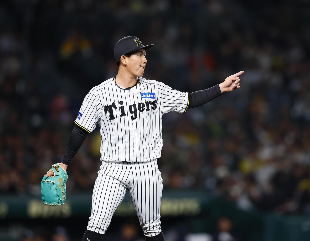 阪神対ヤクルト　7回を3人で抑え、野手を指さす阪神伊原（撮影・藤尾明華）