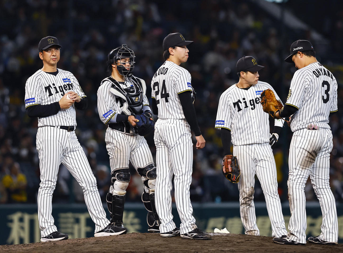 阪神対ヤクルト　6回途中、工藤（左から3人目）に交代を告げた阪神藤川監督（左端）（撮影・藤尾明華）
