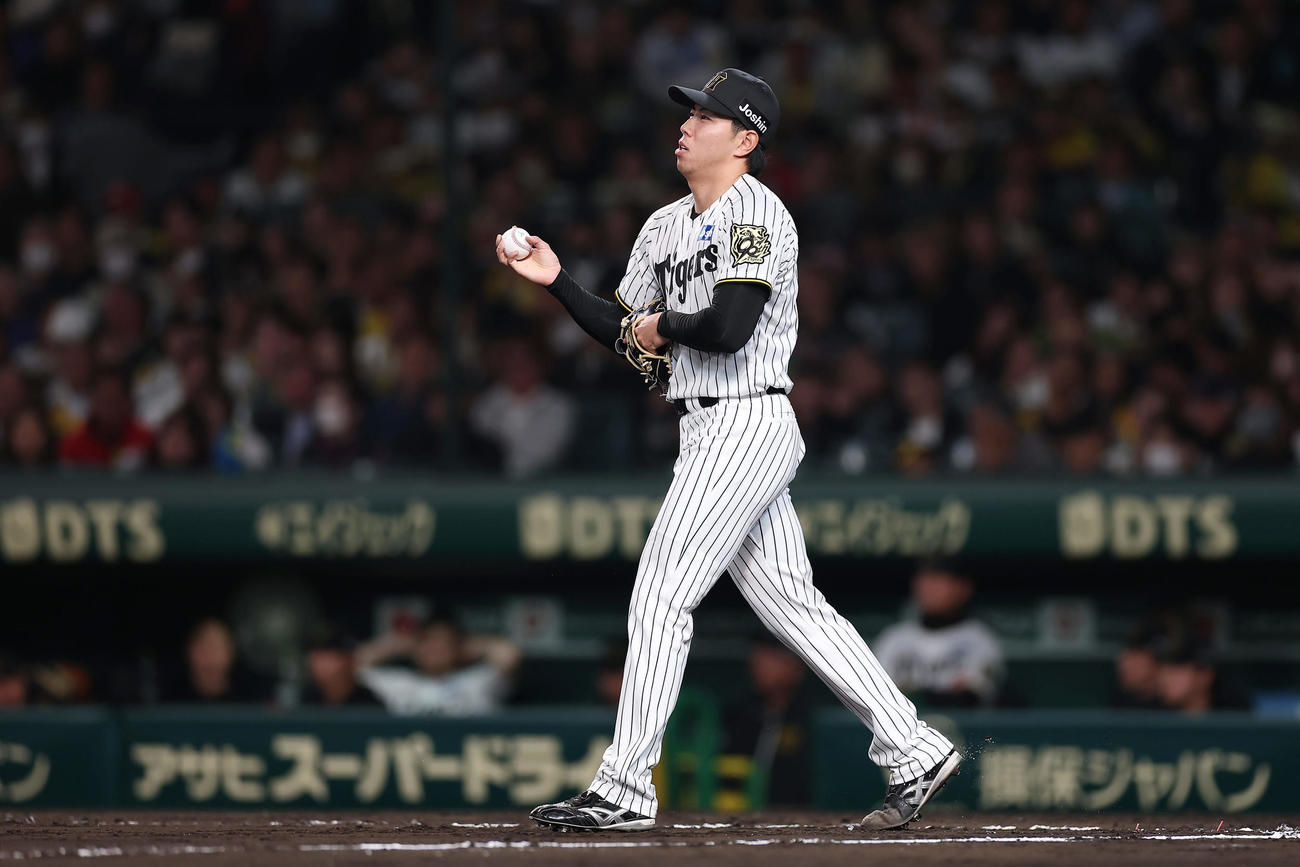 阪神対ヤクルト　6回表ヤクルト1死二塁、山田に対しての暴投で失点した工藤（撮影・前田充）