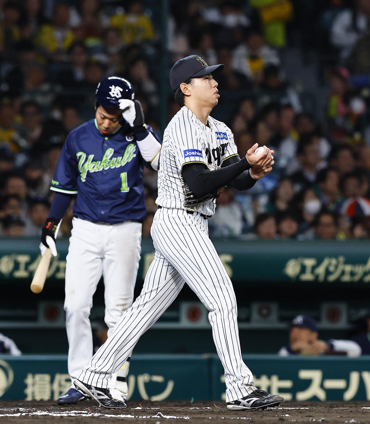 阪神対ヤクルト　6回表ヤクルト1死一、三塁、打者山田のとき暴投し失点した工藤（撮影・藤尾明華）