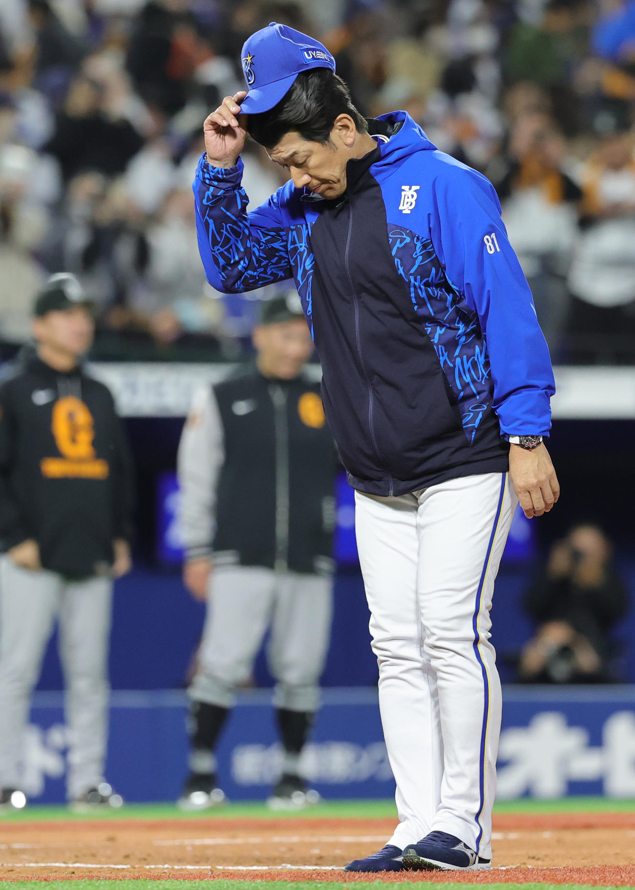 DeNA対巨人　3－6で敗れファンにあいさつするDeNA三浦監督（撮影・野上伸悟）