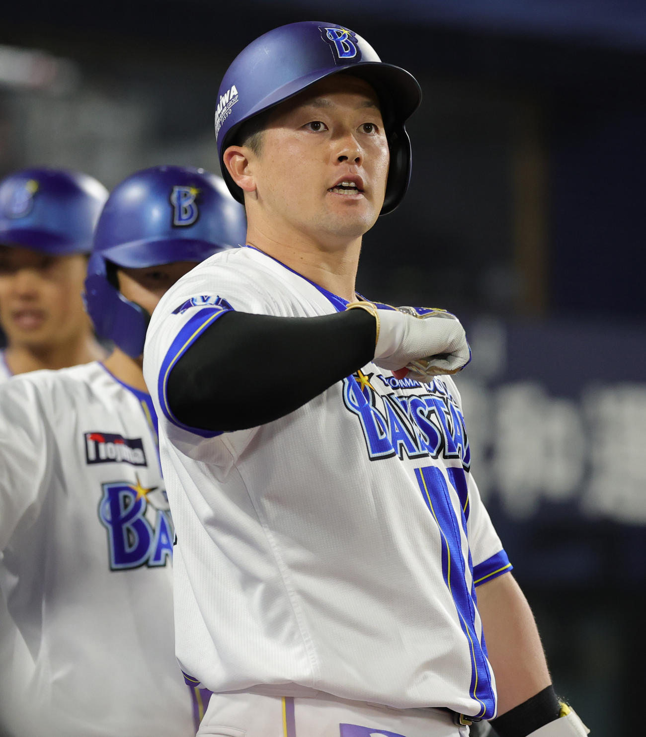 DeNA対巨人　9回裏DeNA無死一、二塁、右越え3点本塁打を放ち喜ぶ牧（撮影・野上伸悟）