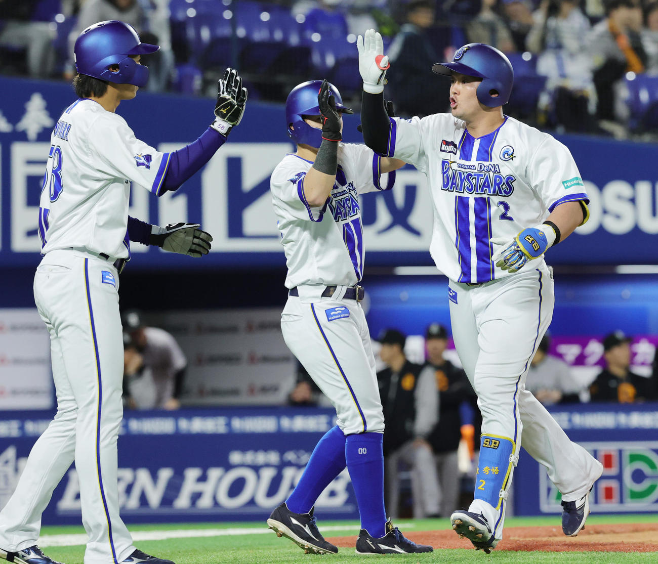 DeNA対巨人　9回裏DeNA無死一、二塁、右越え3点本塁打を放ち喜ぶ牧（撮影・野上伸悟）