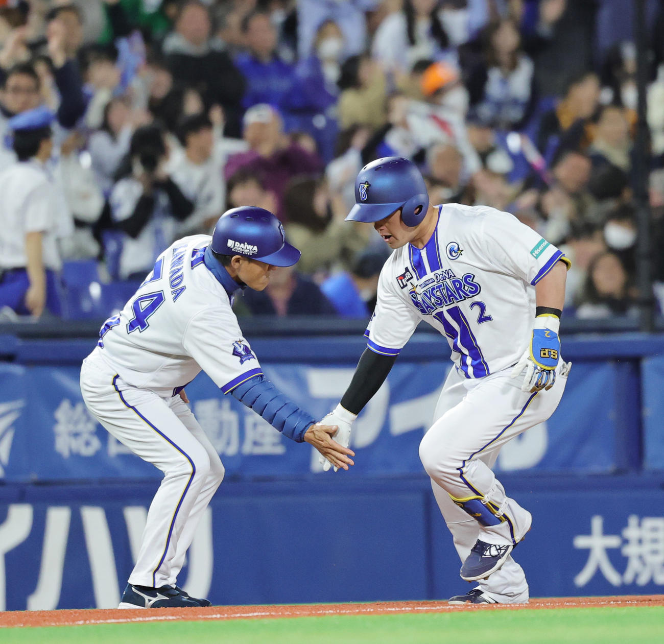 DeNA対巨人　9回裏DeNA無死一、二塁、右越え3点本塁打を放ち喜ぶ牧（撮影・野上伸悟）