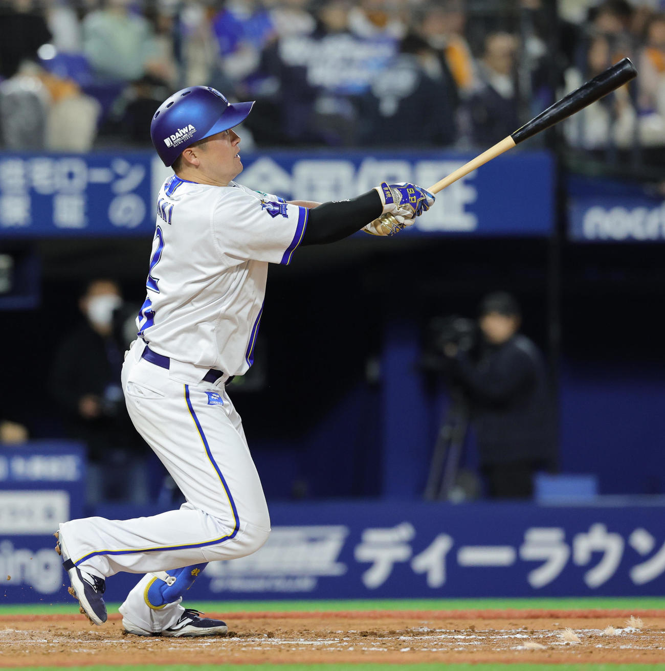 DeNA対巨人　9回裏DeNA無死一、二塁、右越え3点本塁打を放つ牧（撮影・野上伸悟）