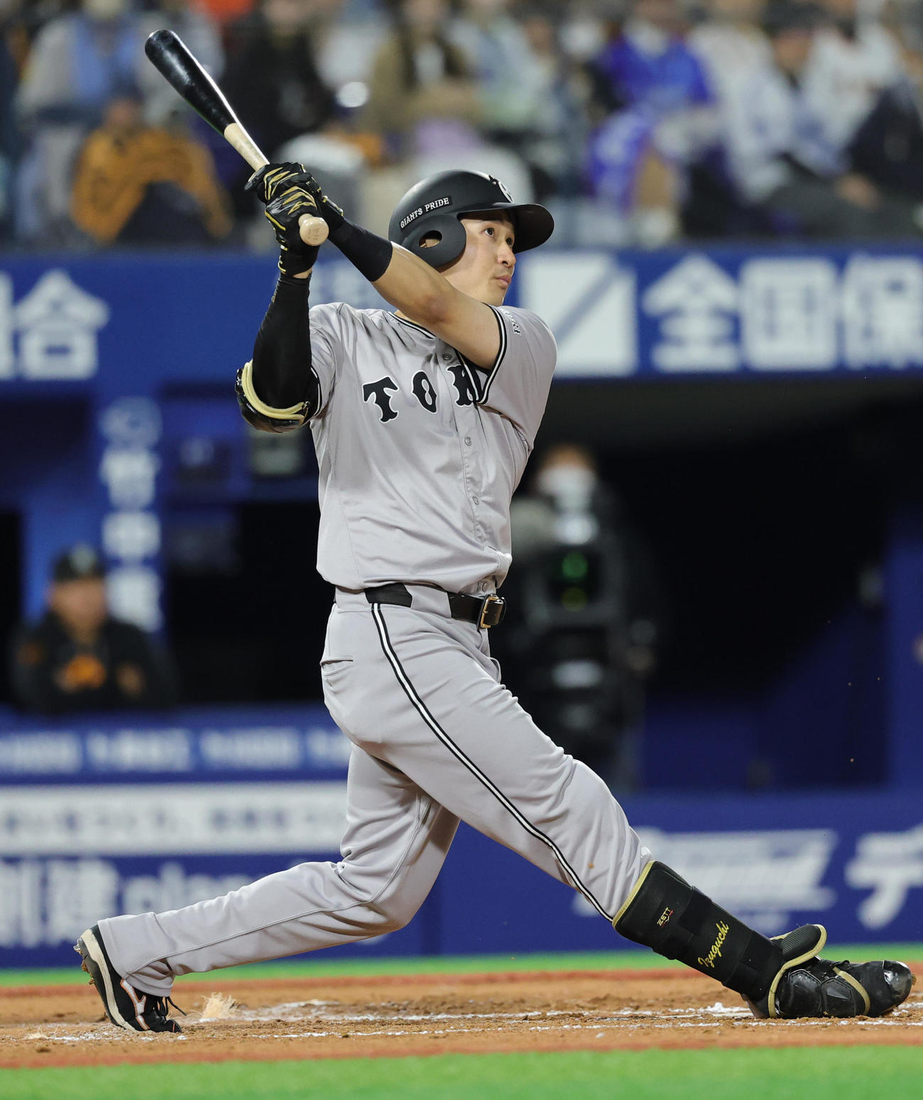 DeNA対巨人　7回表巨人無死、右越え本塁打を放つ泉口（撮影・野上伸悟）