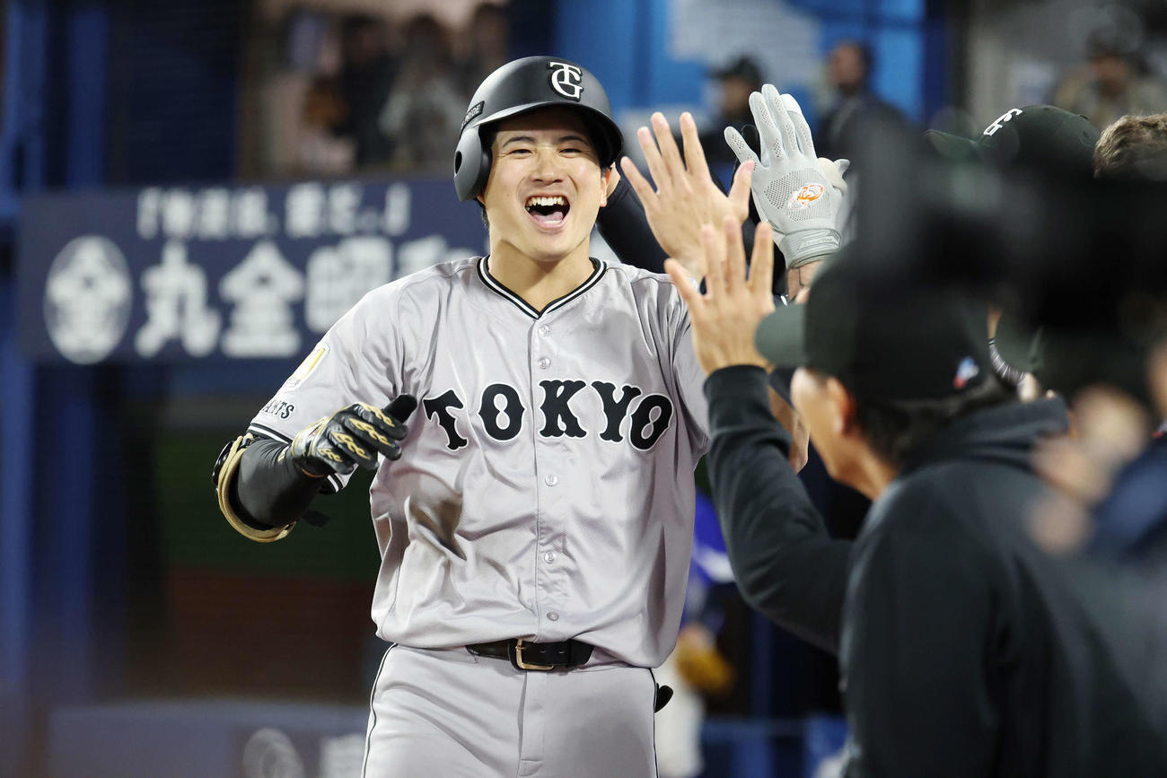 DeNA対巨人　7回表巨人無死、右越えソロ本塁打を放ちチームメートと笑顔でタッチを交わす泉口（撮影・宮地輝）