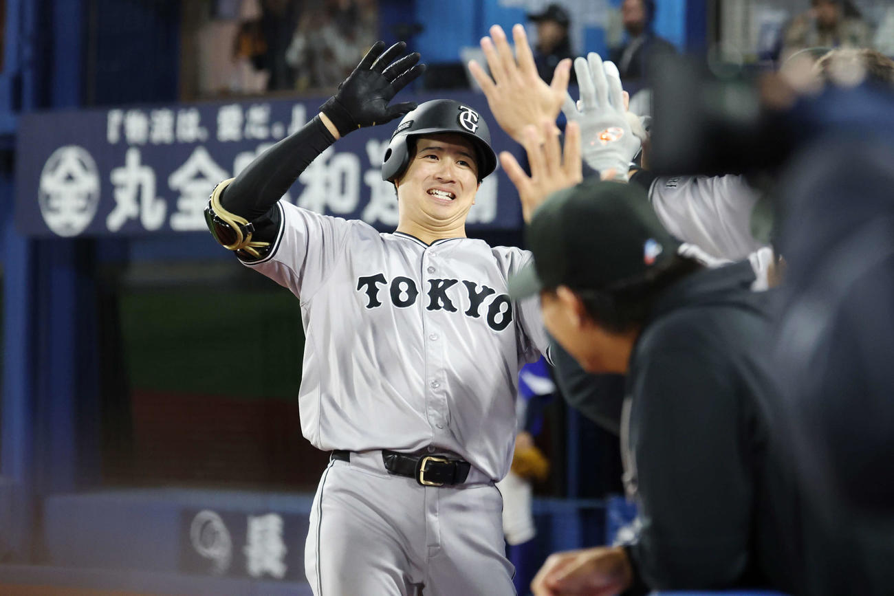 DeNA対巨人　7回表巨人無死、右越えソロ本塁打を放ちチームメートと笑顔でタッチを交わす泉口（撮影・宮地輝）